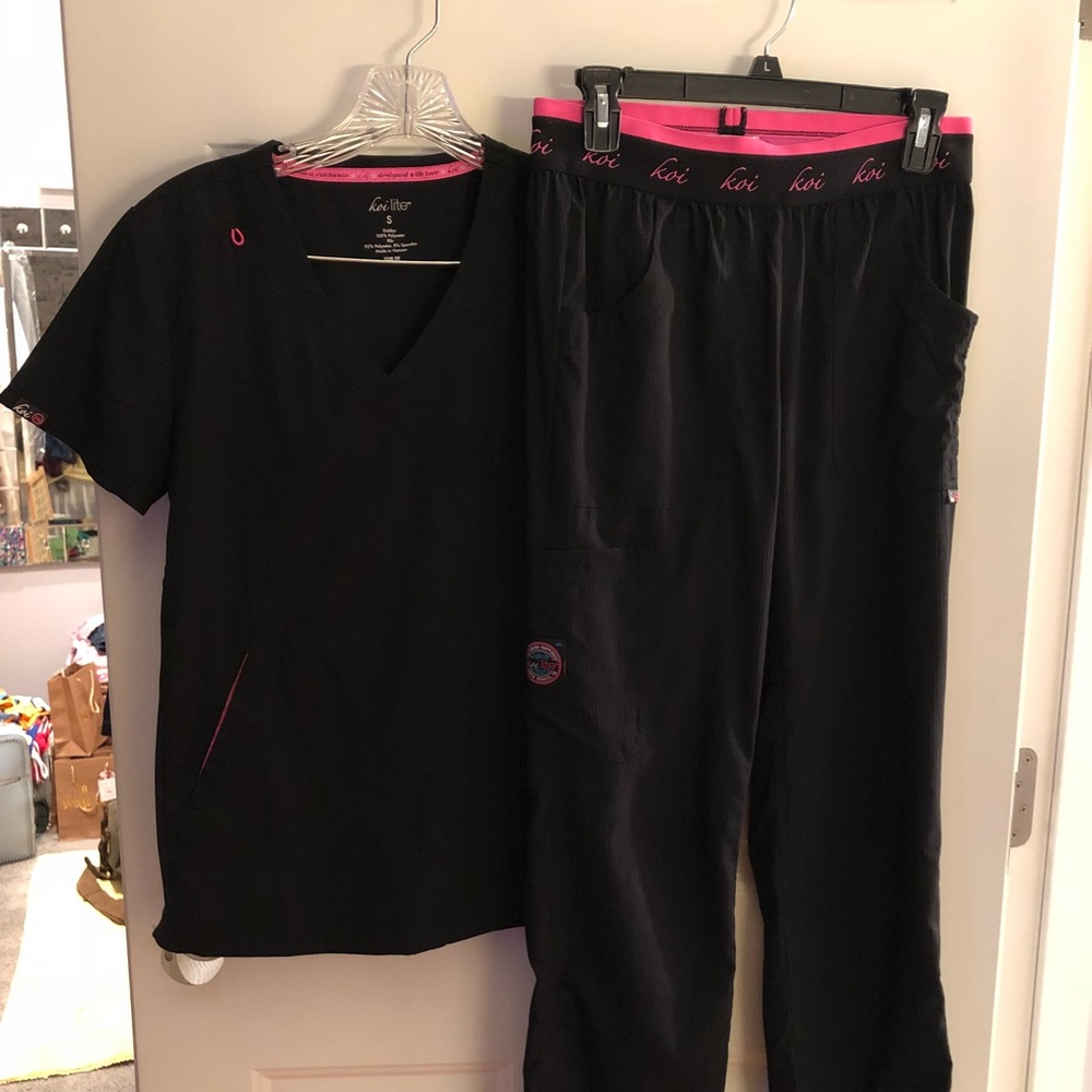 Koi Lite Black With Pink Accents Scrub Set